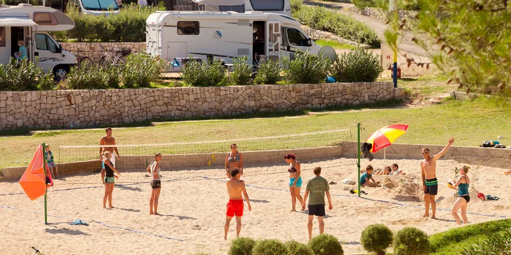 Rodinná dovolená v mobilním domku u moře: kemp se sportovišti, restaurací i obchodem