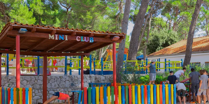 Rodinná dovolená v mobilním domku u moře: kemp se sportovišti, restaurací i obchodem