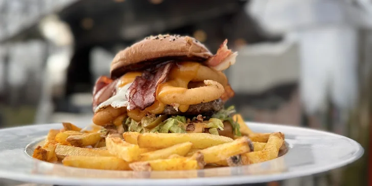 Naložený burger a hranolky z amerického food trucku pro 1 či 2 osoby
