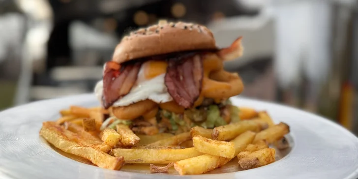 Naložený burger a hranolky z amerického food trucku pro 1 či 2 osoby