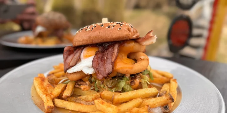 Naložený burger a hranolky z amerického food trucku pro 1 či 2 osoby