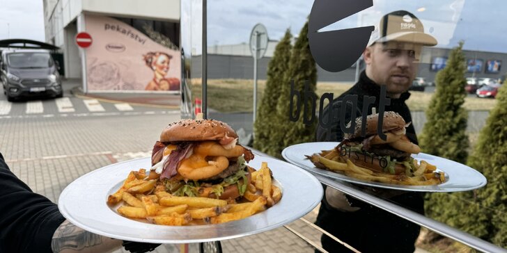Naložený burger a hranolky z amerického food trucku pro 1 či 2 osoby