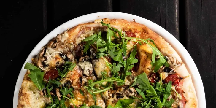 Pizza podle výběru: vegetariánská i se šunkou, možnost bezlepkové