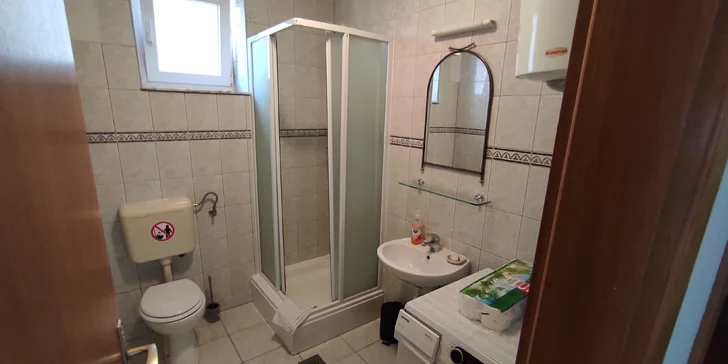 Letní dovolená v Chorvatsku: apartmány až pro 10 osob, 180 m od pláže, 2,5 km od Omiše