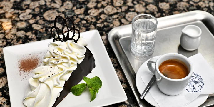 Dezerty Pavlova či Sacher, avokádový toast i burger s trhaným hovězím masem a nápoje v Grand Cafe Orient