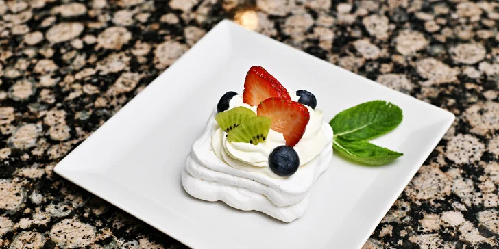 Dezerty Pavlova či Sacher, avokádový toast i burger s trhaným hovězím masem a nápoje v Grand Cafe Orient