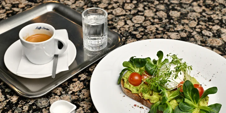 Dezerty Pavlova či Sacher, avokádový toast i burger s trhaným hovězím masem a nápoje v Grand Cafe Orient