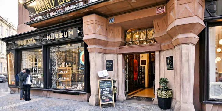 Dezerty Pavlova či Sacher, avokádový toast i burger s trhaným hovězím masem a nápoje v Grand Cafe Orient
