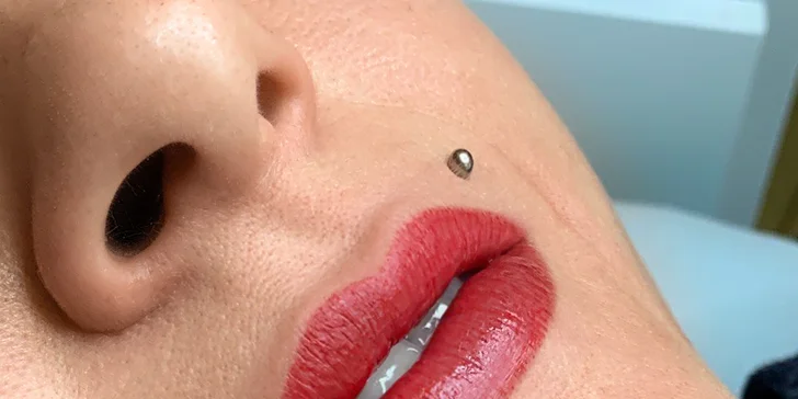 Permanentní make-up rtů nebo obočí pudrovou metodou