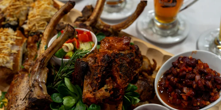 Mega cowboy prkno pro 2 nebo 4 osoby: tomahawk steaky, žebírka, křídla, hot dogy a pivo k tomu
