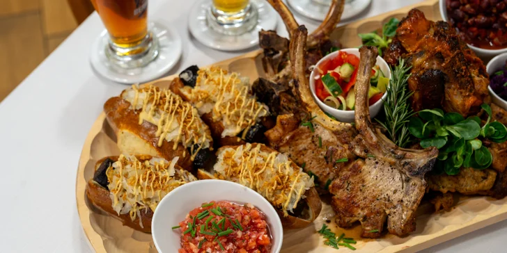 Mega cowboy prkno pro 2 nebo 4 osoby: tomahawk steaky, žebírka, křídla, hot dogy a pivo k tomu