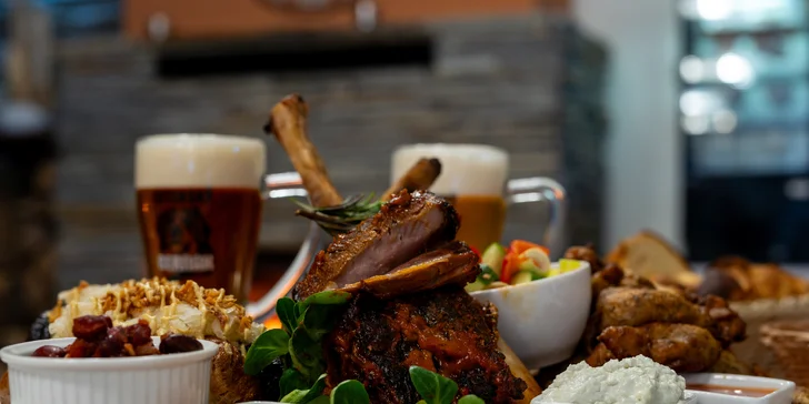 Mega cowboy prkno pro 2 nebo 4 osoby: tomahawk steaky, žebírka, křídla, hot dogy a pivo k tomu