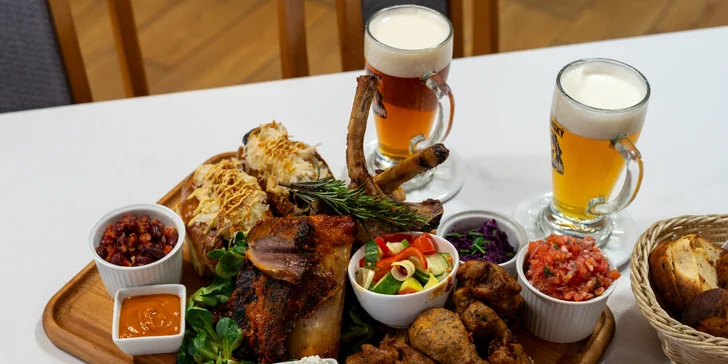 Mega cowboy prkno pro 2 nebo 4 osoby: tomahawk steaky, žebírka, křídla, hot dogy a pivo k tomu