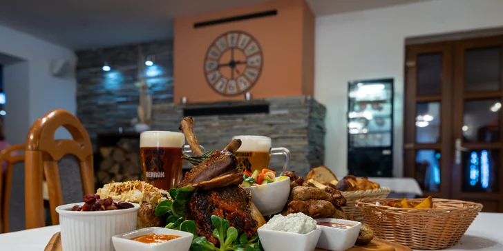 Mega cowboy prkno pro 2 nebo 4 osoby: tomahawk steaky, žebírka, křídla, hot dogy a pivo k tomu