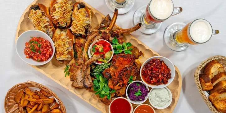 Mega cowboy prkno pro 2 nebo 4 osoby: tomahawk steaky, žebírka, křídla, hot dogy a pivo k tomu