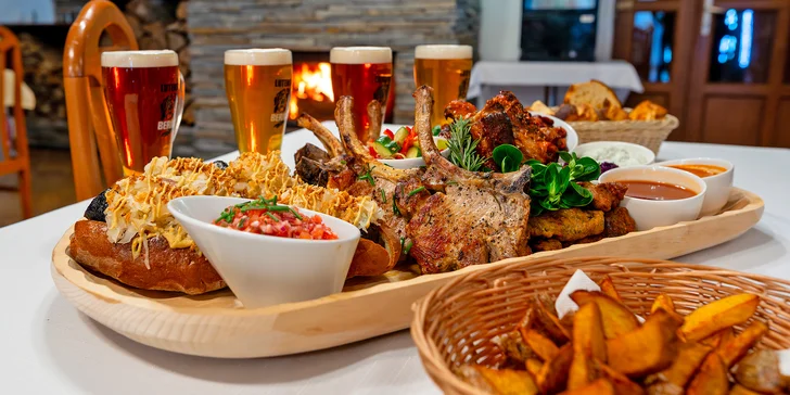 Mega cowboy prkno pro 2 nebo 4 osoby: tomahawk steaky, žebírka, křídla, hot dogy a pivo k tomu