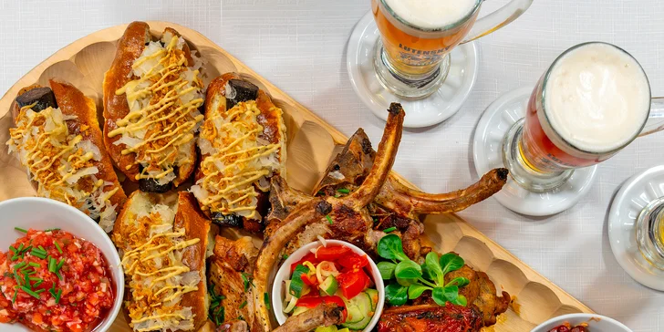 Mega cowboy prkno pro 2 nebo 4 osoby: tomahawk steaky, žebírka, křídla, hot dogy a pivo k tomu