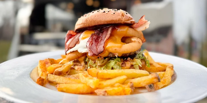 Naložený burger a hranolky z amerického food trucku pro 1 či 2 osoby