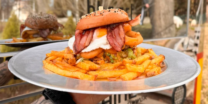 Naložený burger a hranolky z amerického food trucku pro 1 či 2 osoby
