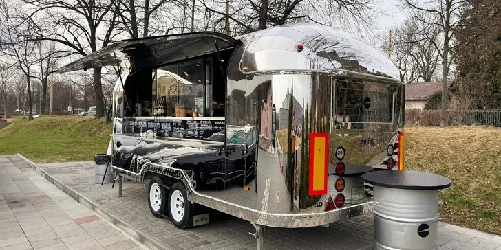 Naložený burger a hranolky z amerického food trucku pro 1 či 2 osoby