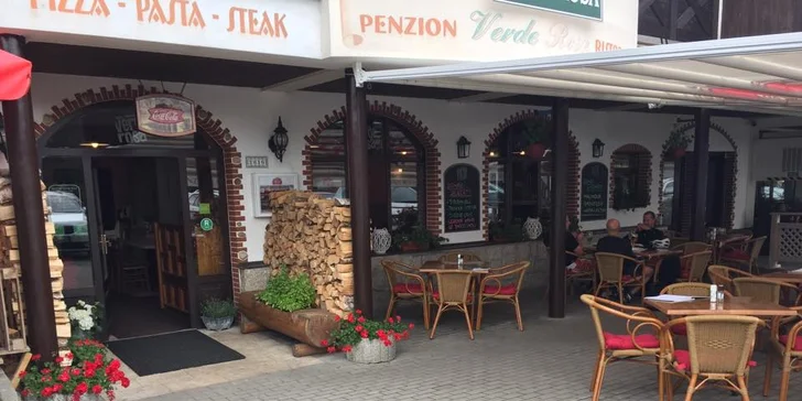 Dvě pizzy dle výběru o průměru 33 cm: varianty s rajčatovým i smetanovým základem