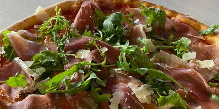 Dvě pizzy dle výběru o průměru 33 cm: varianty s rajčatovým i smetanovým základem