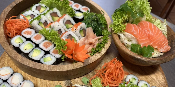 Pestrobarevné sushi: 24–50 ks s avokádem, lososem, krevetami i krabem