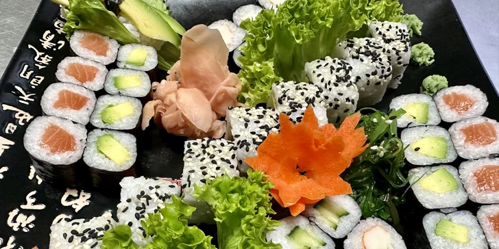 Pestrobarevné sushi: 24–50 ks s avokádem, lososem, krevetami i krabem
