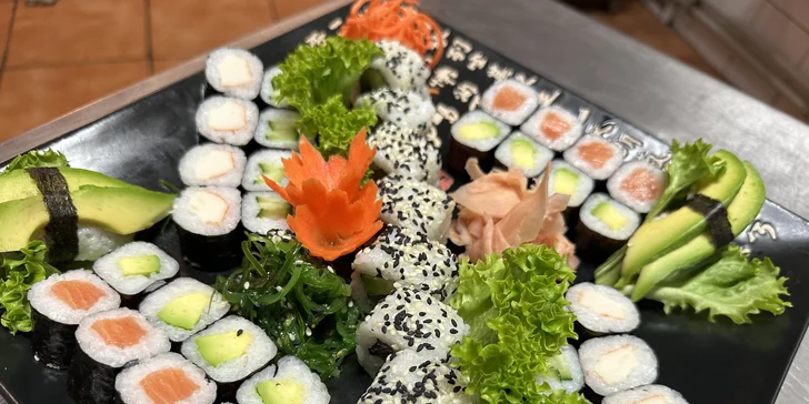 Pestrobarevné sushi: 24–50 ks s avokádem, lososem, krevetami i krabem