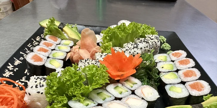 Pestrobarevné sushi: 24–50 ks s avokádem, lososem, krevetami i krabem
