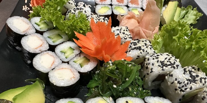Pestrobarevné sushi sety: 24–50 ks s lososem i avokádem vč. salátu z řas
