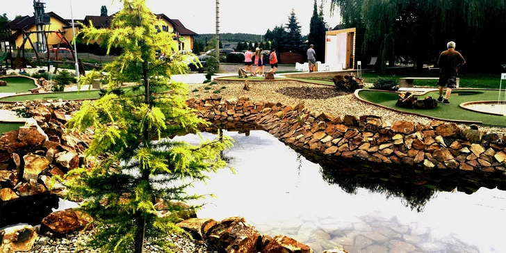Adventure golf u Milína: 90 min. zábavy na profi hřišti od pondělí do čtvrtka