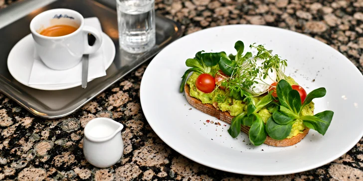Dezerty Pavlova či Sacher, avokádový toast i burger s trhaným hovězím masem a nápoje v Grand Cafe Orient