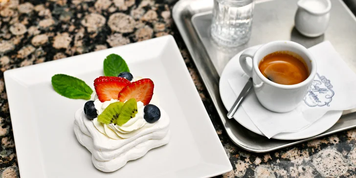 Dezerty Pavlova či Sacher, avokádový toast i burger s trhaným hovězím masem a nápoje v Grand Cafe Orient