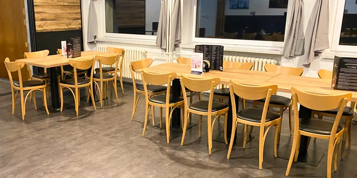 Kuřecí křídla, coleslaw a dvě piva podle výběru pro studenty i dospělé