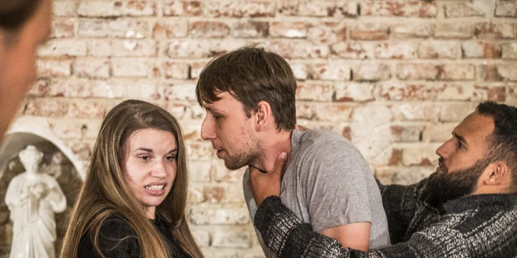 Herecký minikurz na zkoušku v brněnském divadle Lumos: etudy, impro i jevištní pohyb