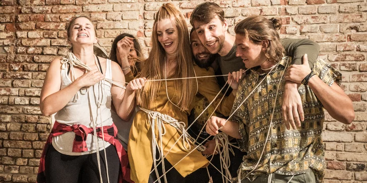 Herecký minikurz na zkoušku v brněnském divadle Lumos: etudy, impro i jevištní pohyb