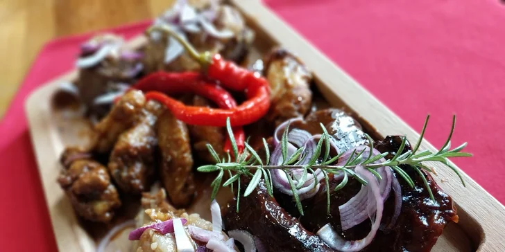 BBQ mísa plná masa pro 2 nebo 4 lidi: kuřecí křídla či paličky, žebra, pečené koleno a kopec příloh