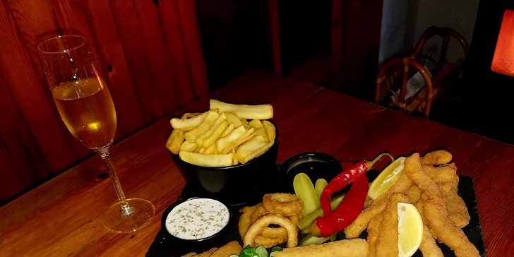 Mísa plná smažených lahůdek pro 2 nebo 4 osoby: 3 druhy sýrů, řízky, cibulové kroužky a další