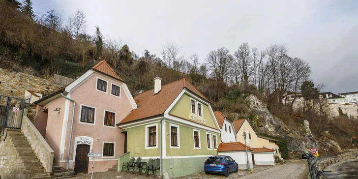 Romantika v Krumlově kousek od zámku: Deluxe pokoj či apartmán s lahví sektu, možnost snídaně