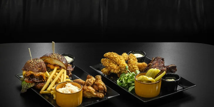 Americká hostina pro 2 nebo 4 osoby: burgery, žebra, křídla, smažené kuře a přílohy
