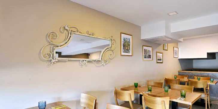 Pizza Napoletana dle výběru pro 1 i 2 osoby: čtyři druhy sýrů, tuňák, parmská šunka i další druhy