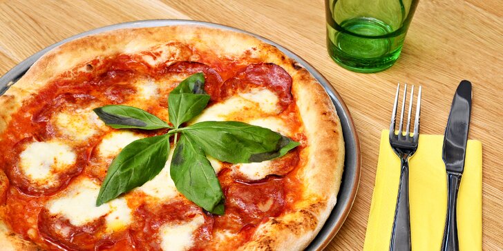 Pizza Napoletana dle výběru pro 1 i 2 osoby: čtyři druhy sýrů, tuňák, parmská šunka i další druhy