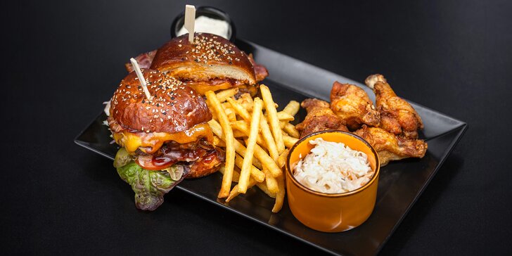 Americká hostina pro 2 nebo 4 osoby: burgery, žebra, křídla, smažené kuře a přílohy