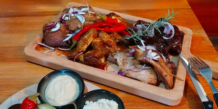 BBQ mísa plná masa pro 2 nebo 4 lidi: kuřecí křídla či paličky, žebra, pečené koleno a kopec příloh