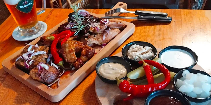 BBQ mísa plná masa pro 2 nebo 4 lidi: kuřecí křídla či paličky, žebra, pečené koleno a kopec příloh