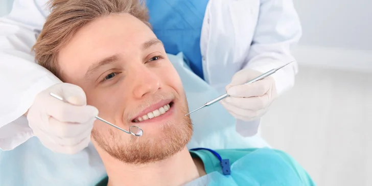 Dentální hygiena s air flow, ručním dočištěním a prohlídkou u lékaře