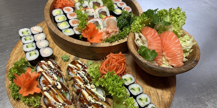 Pestrobarevné sushi sety: 24–50 ks s lososem i avokádem vč. salátu z řas