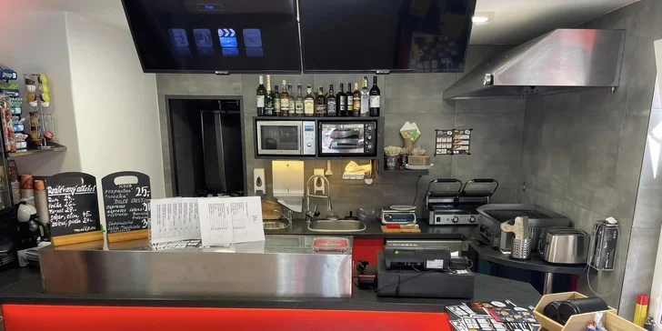 Hot dog, burger s hovězím i kuřecími nugetkami nebo tortila či gyros a hranolky pro dva