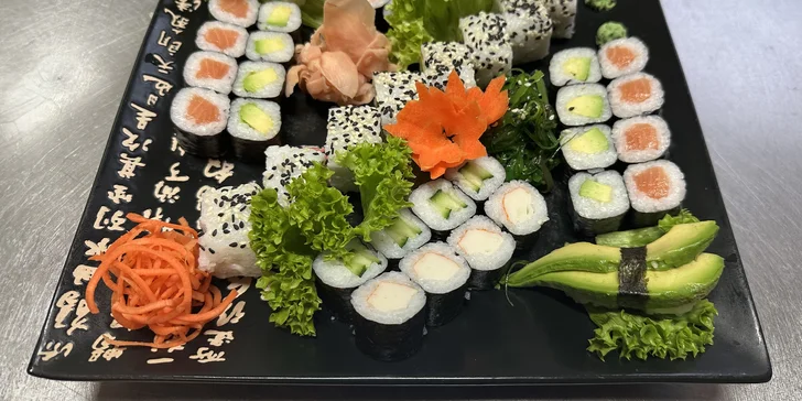Pestrobarevné sushi: 24–50 ks s avokádem, lososem, krevetami i krabem
